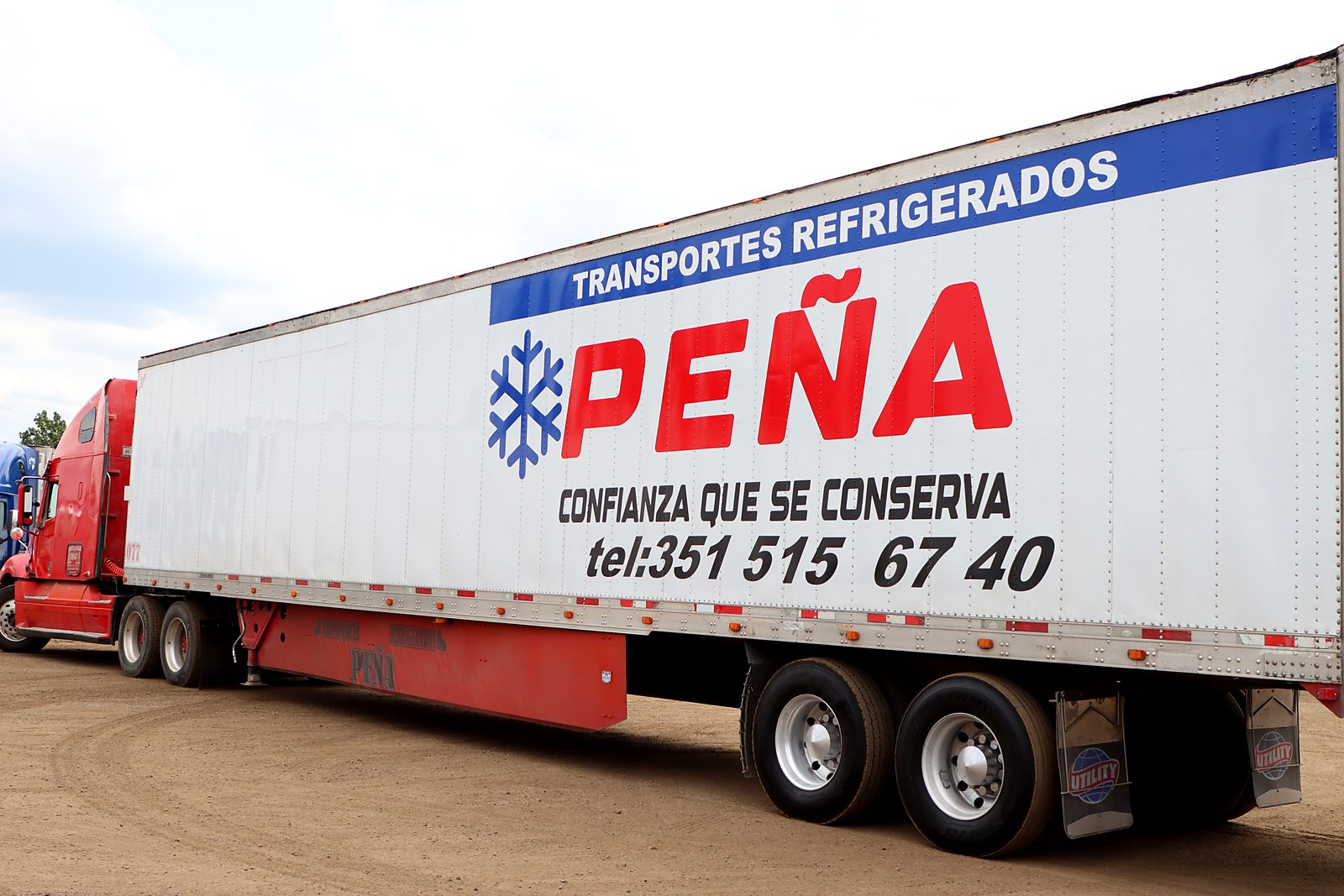 Caja refrigerada rotulada de Transportes Peña